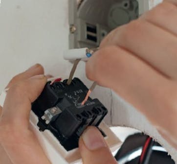 Solcelle ventilasjon: Koble sammen ledningene Solcelle ventilasjon: Koble sammen ledningene